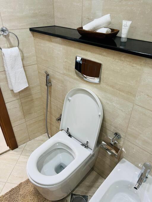 1 Bed Apartment With Sea View, Pool, Gym & Free Parking In Dubai Marina Exterior foto